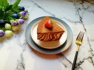 22、斑马纹戚风蛋糕(8寸),切开看看。