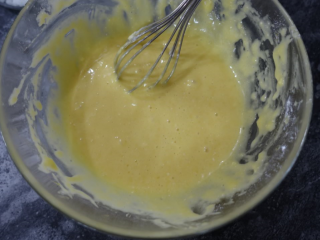 7、斑马条纹戚风蛋糕（超详细8寸版）,用Z字形搅拌至面糊润滑状态，不要画圈搅拌，防止面粉出筋