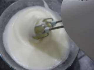 10、斑马条纹戚风蛋糕（超详细8寸版）,出现纹路再加入剩下的1/3，并将高速换为低速，蛋白会比较细腻。