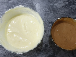 15、斑马条纹戚风蛋糕（超详细8寸版）,分出来一部分白面糊，大概300克筛入可可粉翻拌均匀