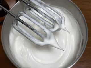5、草鸡蛋蛋糕,打蛋器再高速搅打50圈，蛋白就硬挺，出现直立的小尖峰。