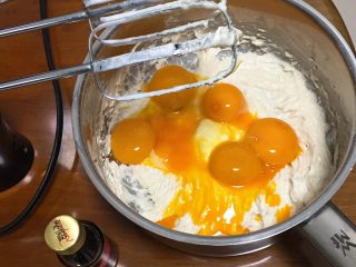 8、草鸡蛋蛋糕,加入蛋黄和香草精。