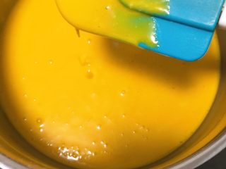 9、草鸡蛋蛋糕,搅拌均匀，再用刮刀翻拌均匀。