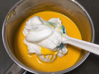 10、草鸡蛋蛋糕,取三分之一的蛋白进蛋黄糊中。