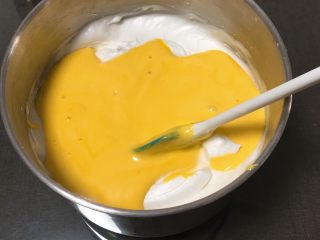 12、草鸡蛋蛋糕,翻拌好的蛋糕糊倒回蛋白中。