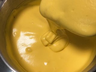 13、草鸡蛋蛋糕,继续翻拌50次左右，蛋糕糊就完成了。