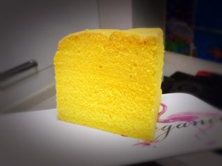 18、草鸡蛋蛋糕,切开，香喷喷的蛋糕肯定有食欲。