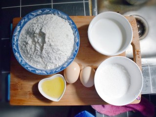 1、奶香葡萄干小面包（电饭锅版）,准备食材。牛奶从冰箱里拿出来要温一下，或者提前放至室温。另外，葡萄干要用水洗干净，沥干水分（地方放不下了，所以葡萄干、盐这些的食材，就没上镜哦！）