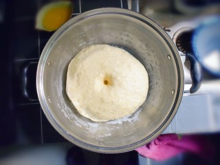 8、奶香葡萄干小面包（电饭锅版）,发至2~2.5倍大，用手指轻轻戳一下，面团不回缩，即可。