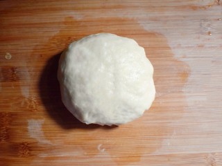 9、奶香葡萄干小面包（电饭锅版）,取出，复揉成光滑的面团。