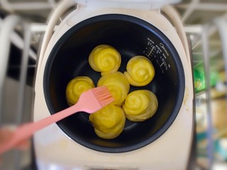 17、奶香葡萄干小面包（电饭锅版）,在表面刷上一层蛋黄液。