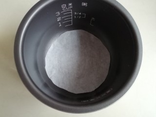 1、电饭锅戚风蛋糕,电饭锅内胆铺一张油纸