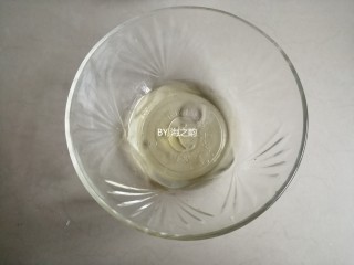 2、电饭锅戚风蛋糕,玉米油和水倒入碗里