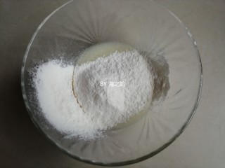 4、电饭锅戚风蛋糕,把面粉过筛倒入