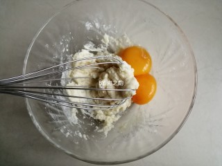 5、电饭锅戚风蛋糕,划Z字拌至不见干粉即可，把2个蛋黄倒入