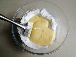 9、电饭锅戚风蛋糕,拌好的蛋糕糊倒入剩余的蛋白霜里，用同样的手法翻拌成细腻的蛋糕糊
