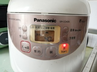 12、电饭锅戚风蛋糕,盖上盖子，选择蛋糕功能键，默认40分钟