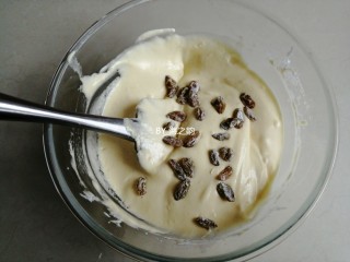 10、电饭锅戚风蛋糕,若喜欢加葡萄干的，可以提前把葡萄干用水浸泡一会，沥干水分再用，把一部分葡萄干倒入蛋糕糊里拌两下