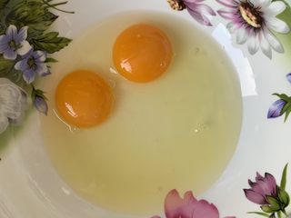 2、芒果千层蛋糕,将鸡蛋打入一个大碗。