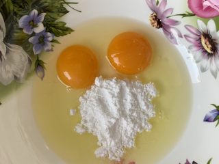 3、芒果千层蛋糕,加入糖粉30g。