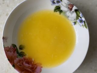 6、芒果千层蛋糕,加入融化的黄油，继续搅拌均匀