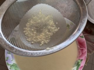 7、芒果千层蛋糕,搅好的面糊过一下筛，去掉颗粒。不要觉得面糊太稀怕摊不出饼来，看着稀，下锅就成型了。