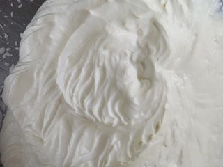 9、芒果千层蛋糕,淡奶油200g+糖粉10g，电动打蛋器打至有明显纹路。同时让老公切芒果丁，芒果丁可以稍微小点，尽量大小均匀些。打好的奶油装入裱花袋中备用，没有裱花袋可以用厚实一点的保鲜袋代替。