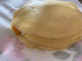 14、芒果千层蛋糕,侧面看一下第二个。也可以将这两个叠放在一起，我是担心切的时候不好切，就分开放的。这两个蛋糕一共用了一个大芒果。