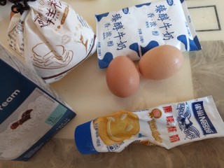 1、奶香鸡蛋布丁,准备原料