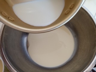 3、奶香鸡蛋布丁,淡奶油加入牛奶