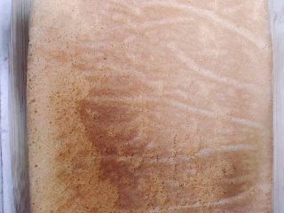 1、酸奶芝士蛋糕,首先准备一个蛋糕胚