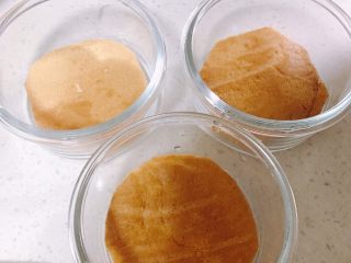 2、酸奶芝士蛋糕,切成所需的形状，我是用小的保鲜盒，刚好一次吃一个非常方便