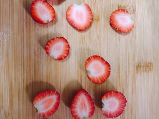 11、酸奶芝士蛋糕,草莓一半对半切