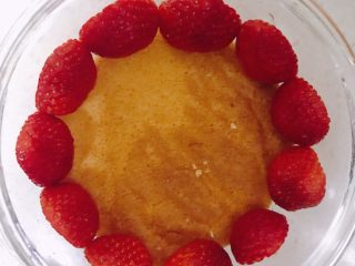 13、酸奶芝士蛋糕,把对半切的草莓贴着保鲜盒壁码上