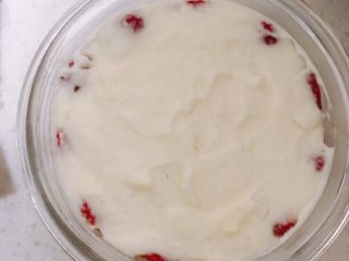 14、酸奶芝士蛋糕,然后加入另一半酸奶芝士液，放入冰箱，至少4小时