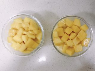 15、酸奶芝士蛋糕,4小时后取出铺上水果粒就可以啦