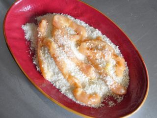 18、街头小吃自己做---香酥无骨鸡柳,另取一个盘子倒入面包糠，再将裹好蛋液的鸡肉包裹一层面包糠。