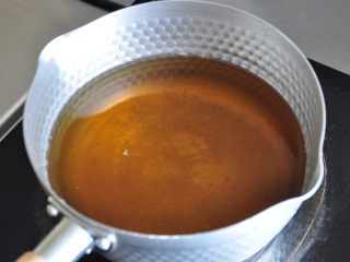 20、街头小吃自己做---香酥无骨鸡柳,锅内倒入适量的油（根据锅的大小来调整）。