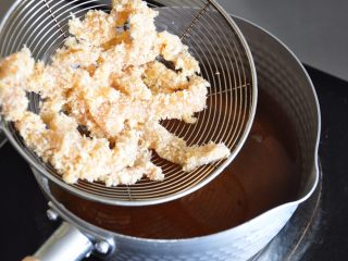 21、街头小吃自己做---香酥无骨鸡柳,油温达到170度时，取适量鸡肉放入油锅中炸制。