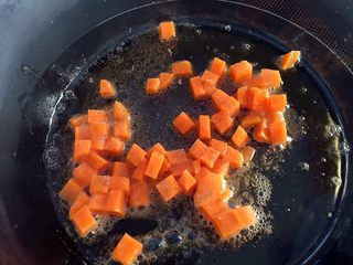 2、鸡肉浓汤—好浓的一碗鸡汤,在小锅中加热少许黄油。加入胡萝卜，用高温煸炒4-5分钟，至胡萝卜呈金色。
