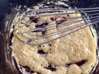 6、鸡肉浓汤—好浓的一碗鸡汤,小锅中低温融化剩余黄油，用打蛋器拌入面粉，搅拌均匀，加热至面粉混合物变色