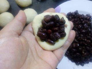 6、奶香蜜豆包,然后包入蜜豆或自已喜欢的馅。底部收口捏紧。