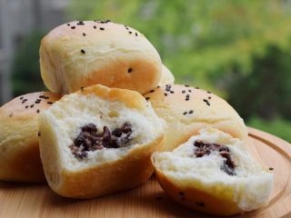 10、奶香蜜豆包,天气炎热，做一盘密封好放冷冻室，随吃随取，稍微退冰就可以。也可以直接使食用，内馅的豆子冻得嘎嘣脆，像是嚼赤豆冰棒一样的爽口。