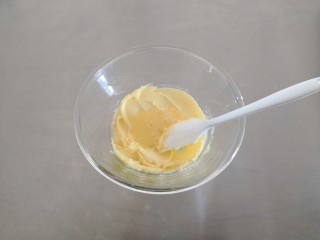 2、苹果奶酥小挞,加入蛋液混合均匀