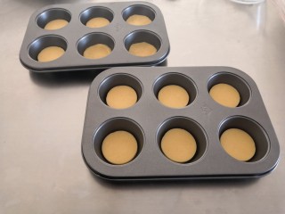 11、苹果奶酥小挞,放入烤盘。