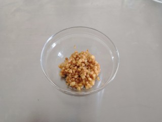 9、苹果奶酥小挞,开小火翻炒，炒到苹果变软即可。