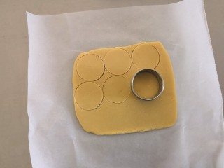 10、苹果奶酥小挞,将冷冻的挞皮从冰箱拿出来，压出圆形。