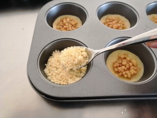 13、苹果奶酥小挞,在撒上一层奶酥，奶酥要完全覆盖苹果馅。