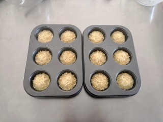 14、苹果奶酥小挞,烤箱预热170度，将苹果奶酥放入烤箱中层，烤20—25分钟左右。