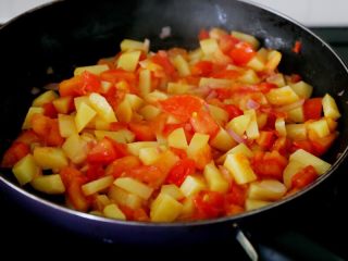 3、西红柿土豆浓汤,7.西红柿、土豆和洋葱下锅，炒到洋葱出香味，西红柿出红汁，土豆变软。